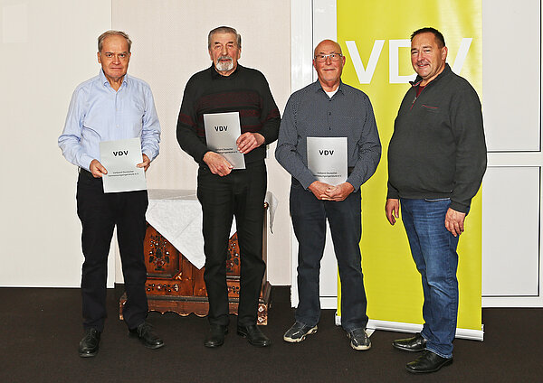 Die Jubilare Karl Tournay (40 Jahre), Karl-Heinz Geiger (50 Jahre), Hans-Peter Gilles (50 Jahre) mit dem Vorsitzenden Ulrich Rosen (c) Andrä