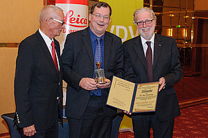 Preisträger Dr. Jörn Lauterjung (Mitte) mit VDV-Präsident Wilfried Grunau (rechts) und Laudator Hagen Graeff (links). Foto: U. Wille