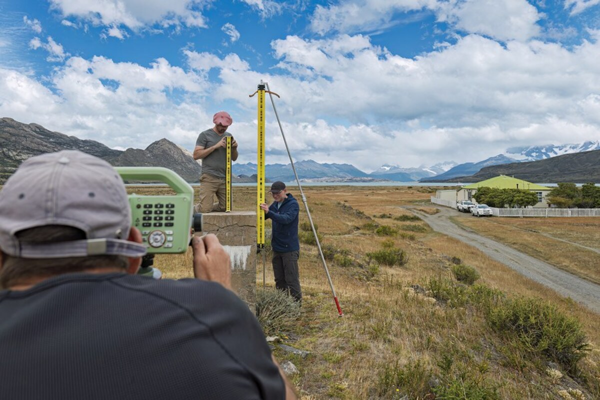 Durchführung eines Präzisionsnivellements zur Bestimmung der Höhenunterschiede zwischen verschiedenen Messpunkten, hier im Gebiet der Estancia Cristina. Auf dem Bild: Andreas Richter, Eric Marderwald und Axel Rülke (v.l.n.r). © GravPatagoni