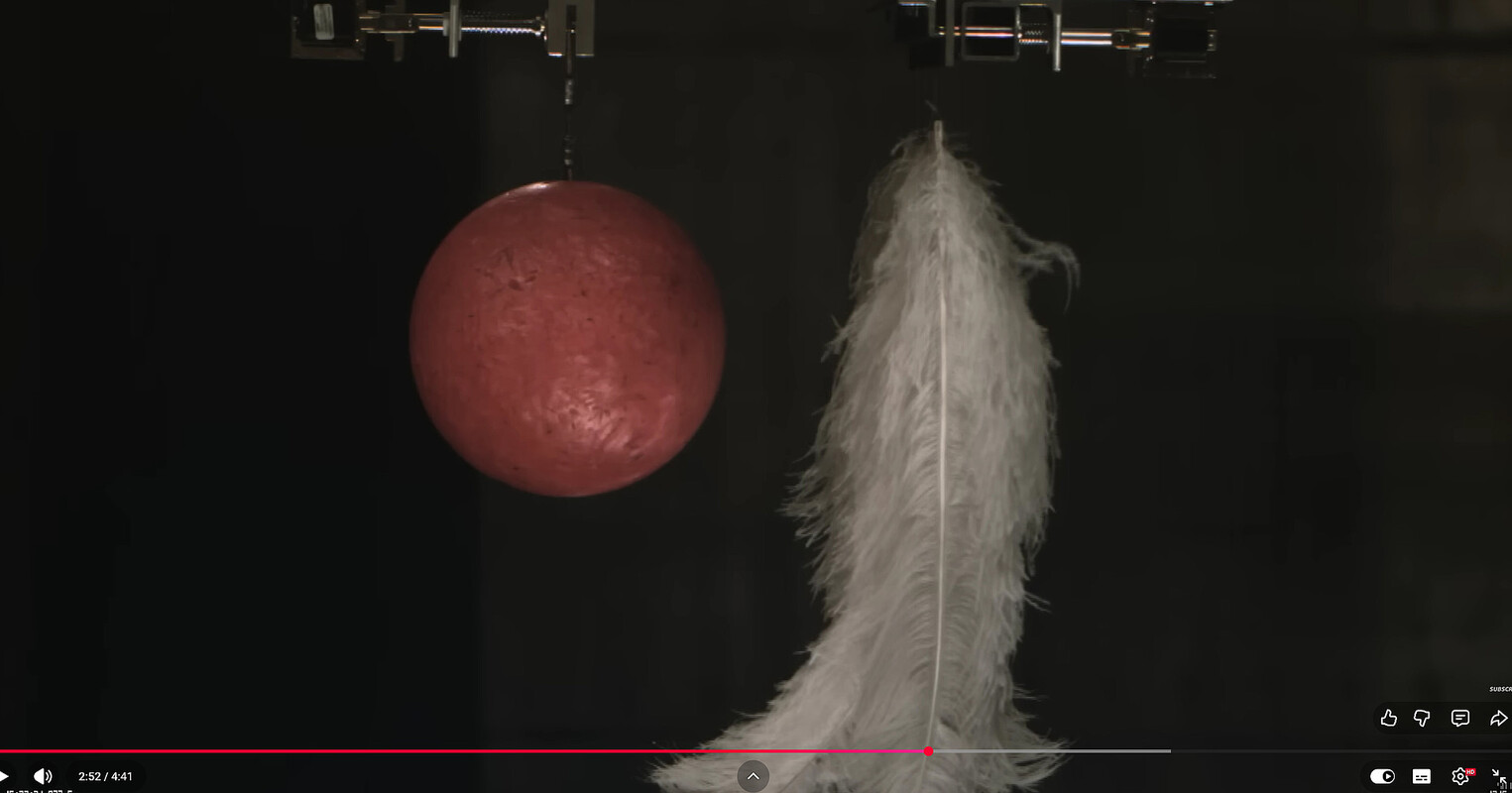 Standbild aus dem Youtube-Video von Brian Cox' Fallversuch (Quelle: https://www.youtube.com/watch?v=TP4qKBKCOro)