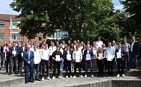 38 stolze Vermessungstechnikerinnen und -techniker gemeinsam mit dem Prüfungsausschuss an der Hochschule in Emden. Foto: Mennenga, LGLN