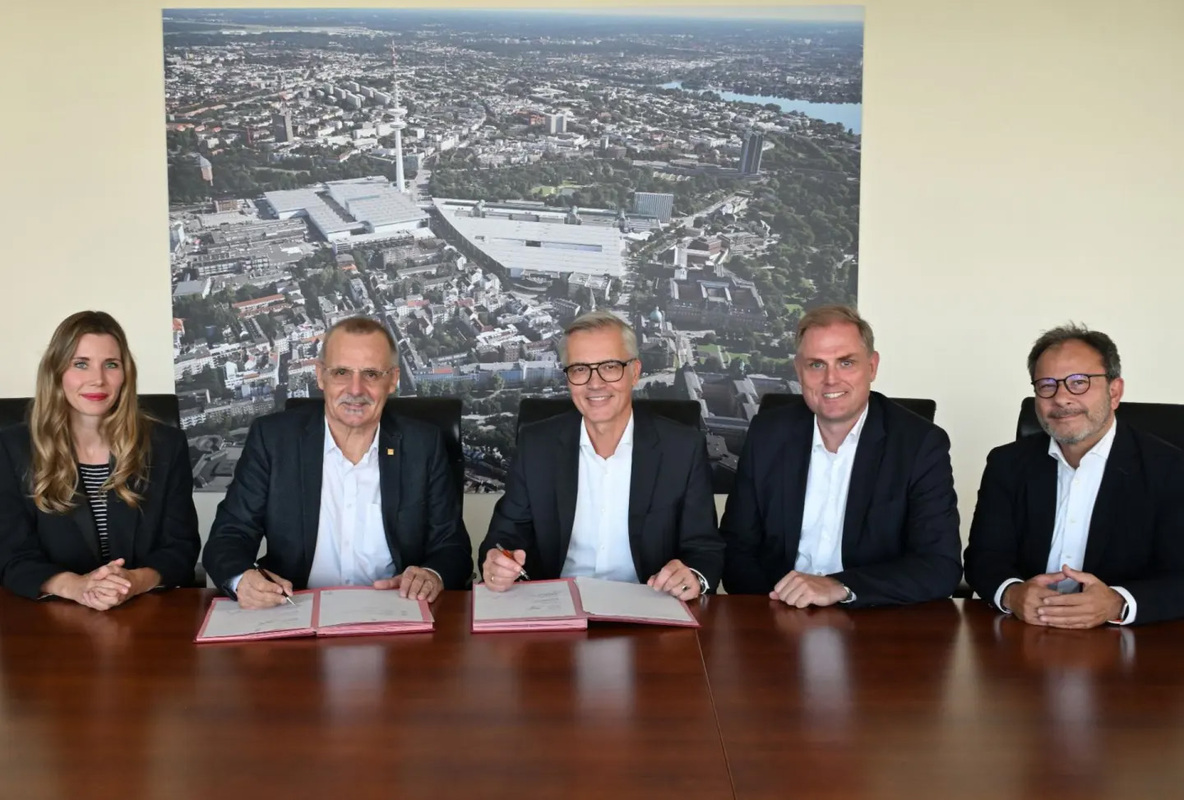 Vertragsunterzeichnung. Bild: Hamburg Messe und Congress / Michael Zapf