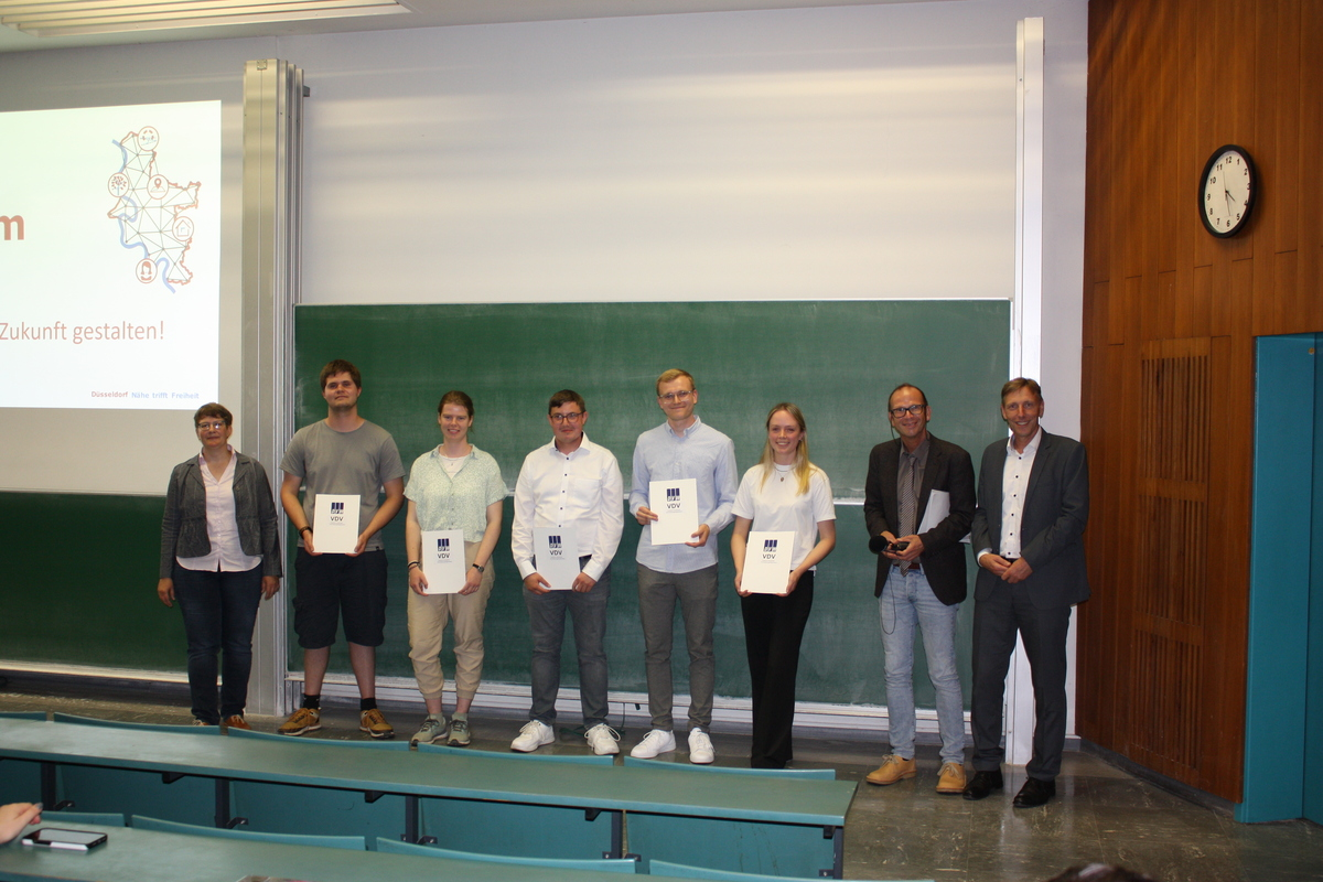 Christine Weibelzahl (links) und Ulf Meyer-Dietrich (rechts) ehrten im Beisein von Prof. Jürgen Kusche (2. v.r.) als Vertreter des Instituts für Geodäsie und Geoinformation der Universität Bonn die Jahrgangsbesten Absolvent*innen