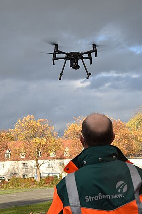 Straßen.NRW setzt künftig Drohnen flächendeckend ein. 16 neue Piloten wurden ausgebildet. Foto: Straßen.NRW