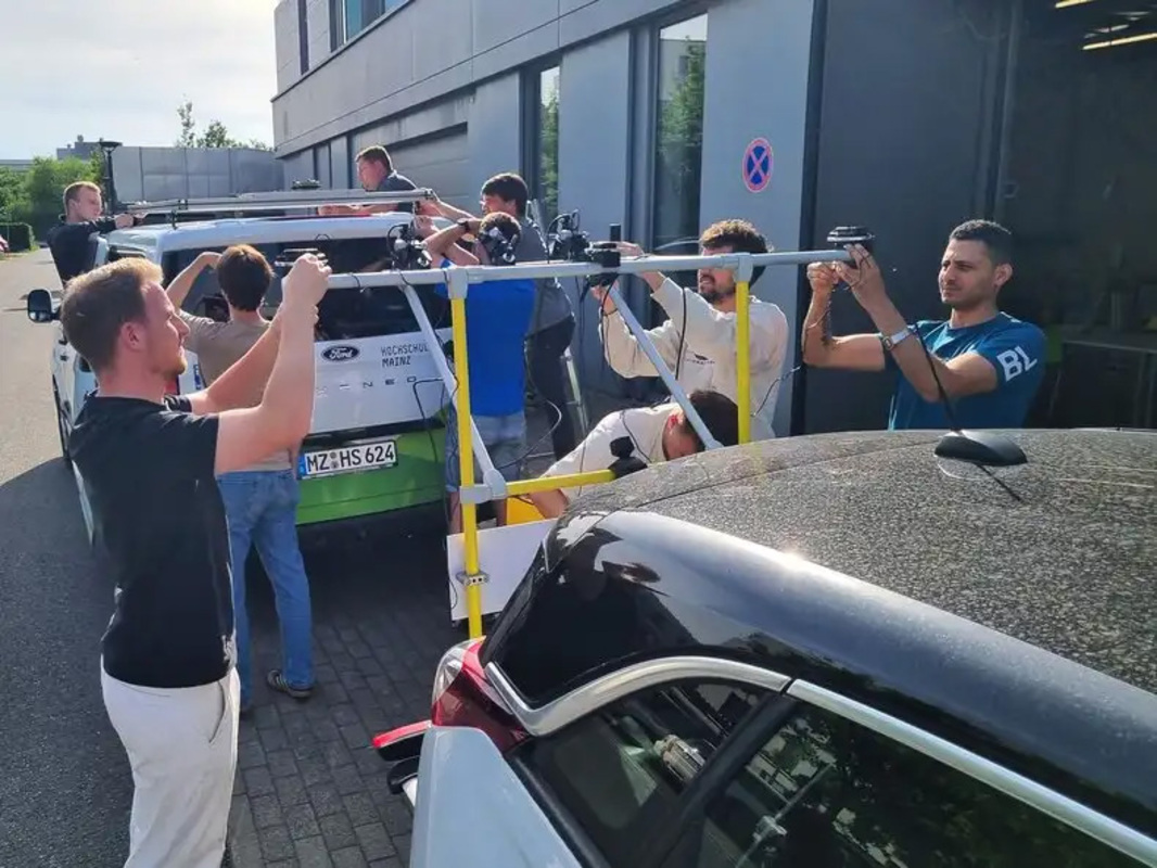 Die Studierenden des Moduls Modul „Kinematische Messverfahren“ bei der Arbeit, Foto: Martin Schlüter, HS Mainz. CC BY-SA 4.0