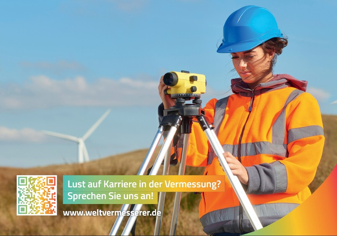 Junge Frau mit Nivellier. Bild: www.Arbeitsplatz-Erde.de