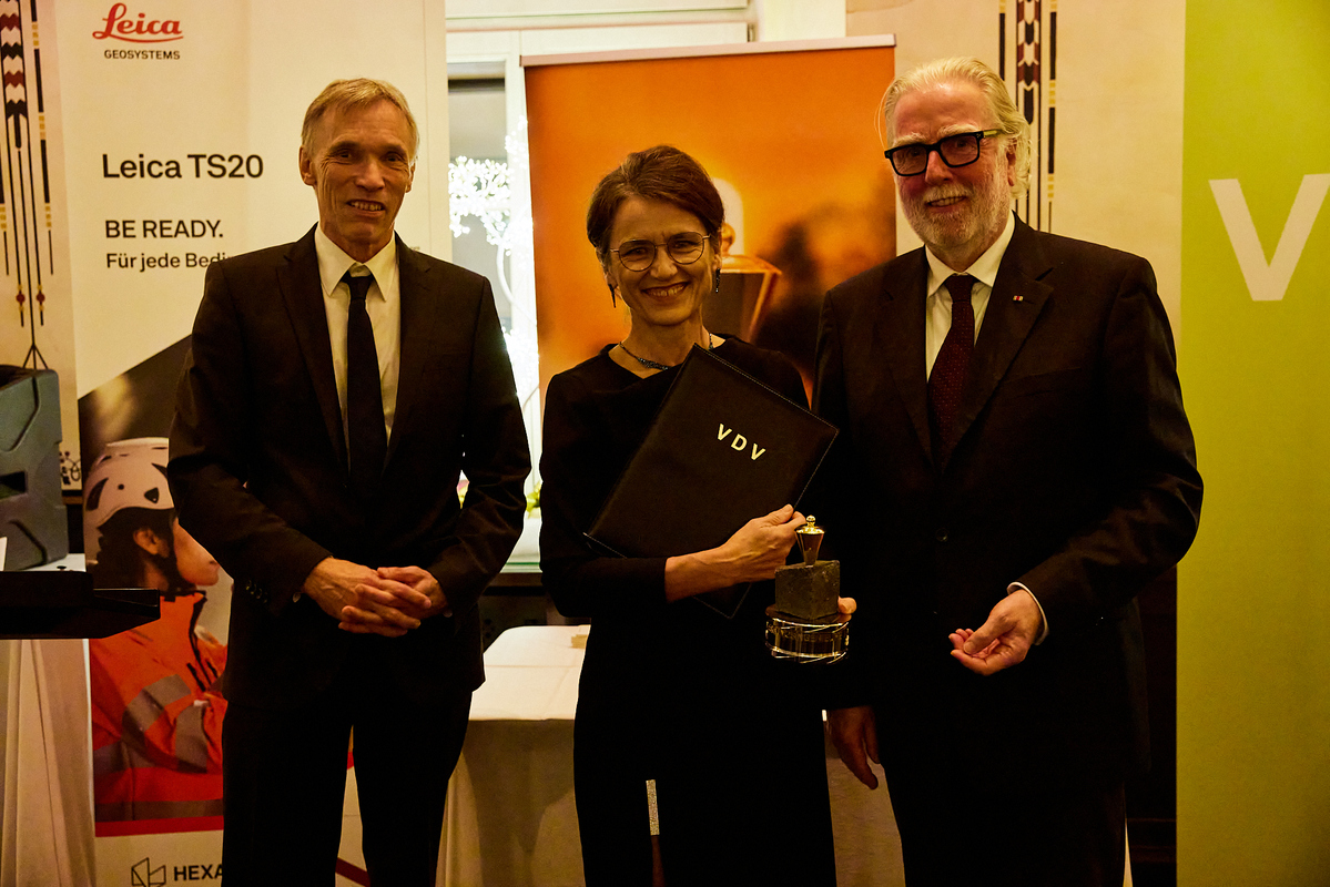 v.l.: Prof. Dr. Thomas Luhmann (Laudator), Prof. Dr. Martina Klärle (Preisträgerin), Wilfried Grunau (VDV-Präsident). Foto: Hendrik Grunau
