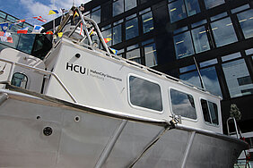Das Forschungsboot DVocean wurde auf dem Vorplatz der HCU Hamburg getauft. Bild: HCU Hamburg 