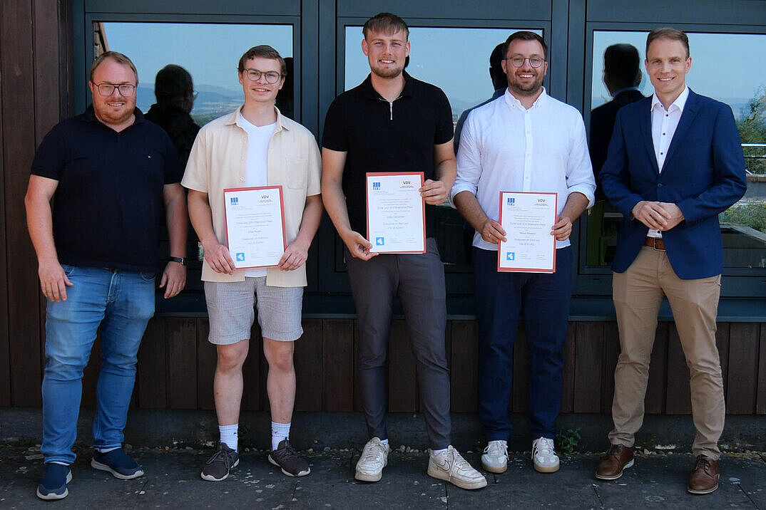 v. l.: Carsten Schröder (Landesvorsitzender des VDV Rheinland-Pfalz), Raphael Bretscher (DVW Rheinland-Pfalz) mit den drei Prüfungsbesten Elias Regier, Julian Gerschler und Niklas Nowald bei der Zeugnisübergabe im Landesamt für Vermessung und Geobasisinformation Rheinland-Pfalz in Koblenz.