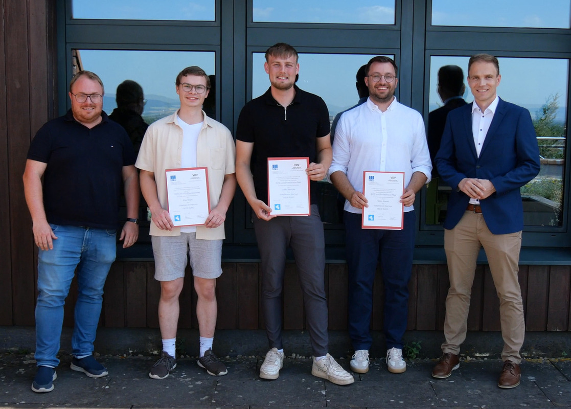 v. l.: Carsten Schröder (Landesvorsitzender des VDV Rheinland-Pfalz), Raphael Bretscher (DVW Rheinland-Pfalz) mit den drei Prüfungsbesten Elias Regier, Julian Gerschler und Niklas Nowald bei der Zeugnisübergabe im Landesamt für Vermessung und Geobasisinformation Rheinland-Pfalz in Koblenz