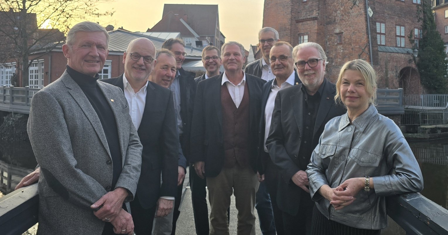 v. l.: Gerd Buziek (GDI-DE), Dr. Stefan Hager (DMV), Wolfgang Beckröge (DDGI), Uwe Sörgel (DGPF), Patrick Westfeld (DHyG), Clemens Kiepke (BDVI), Jochen Schiewe (DGfK), Rudolf Staiger (DVW), Wilfried Grunau (VDV), Martina Wolkowa-Norda (BDVI). Foto: privat