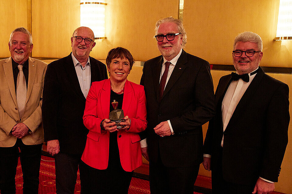 Die Preisträgerin Dr. Margot Käßmann im Kreise der Vorjahrespreisträger (vl.n.r.): Prof. Dr. Manfred Weisensee (2019), Dipl.-Ing. Rolf Bull (2012), Prof. Dr. Klaus Grewe (2014), Dr. Margot Käßmann (2023), Dipl.-Ing. Wilfried Grunau (2003), Dr. Michael McKay (2004). Foto: Hendrik Grunau