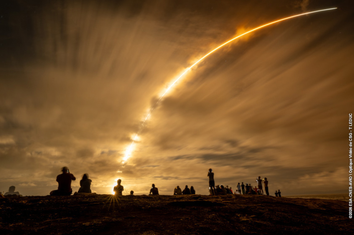 Die Vega-C-Rakete durchbricht die Wolkendecke nach dem Start vom europäischen Weltraumbahnhof in Französisch-Guayana am 19. Mai 2026 um 00:52 Uhr Ortszeit (04:52 Uhr BST/05:52 Uhr MESZ). Vega-C beförderte die „Smile“-Mission auf dem Flug VV29 ins All. Quelle: ESA/CNES/Avio/Optique.