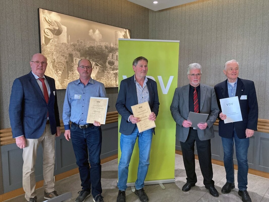 Jahrzehntelange Verbandstreue im Fokus: VDV-Landesvorsitzender Dipl.-Ing. Bernd Sack (ganz links) gratulierte den hessischen Jubilaren auf dem Landeskongress in Lich.  v. l.: Dipl.-Ing. Jürgen Große (25 Jahre Mitgliedschaft), Dipl.-Ing. Jens Hoffmann (40 Jahre), Dipl.-Ing. Walter Heinemann (50 Jahre) und Dipl.-Ing. Günter Schölla (50 Jahre) - nicht auf dem Bild: Dipl.-Ing. Walter Schäfer (50 Jahre)