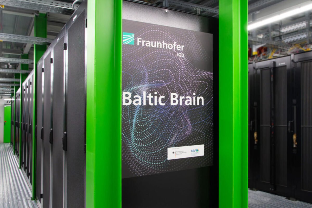 Der GPU-Cluster „Baltic Brain“ des Fraunhofer IGD wird im Green IT Cube des GSI Helmholtzzentrums für Schwerionenforschung betrieben. Die Infrastruktur stärkt die Forschung an datensouveräner Künstlicher Intelligenz und ermöglicht das Training von KI-Modellen auf eigener Infrastruktur. Quelle: Fraunhofer IGD
