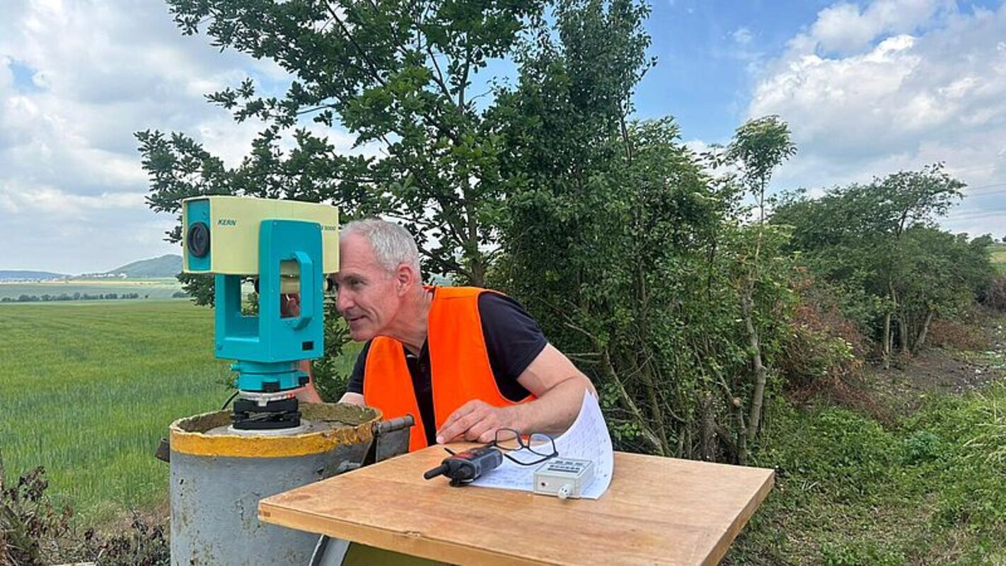 In Aktion: Martin Kiskemper am Entfernungsmesser Mekometer 5000. Foto: privat / HS Neubrandenburg