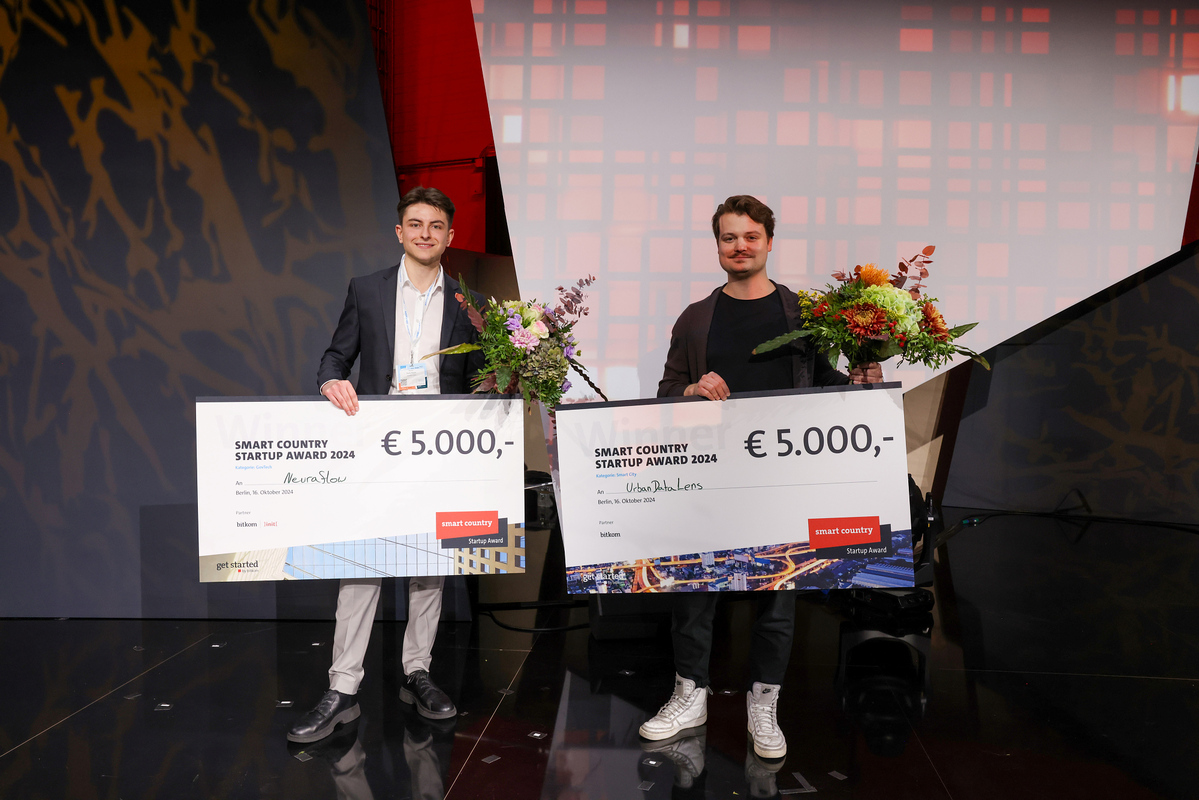 Die Gewinner des Smart Country Startup Awards 2024: Neuraflow und UrbanDataLens. Foto © Messe Berlin GmbH