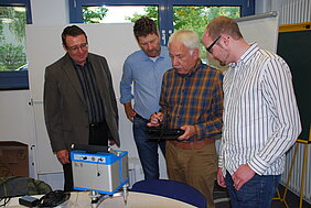 Das Bild zeigt den Leiter des Dezernats Geodätischer Raumbezug, Bernhard Heckmann (li.), zusammen mit Kollegen beim Übergabetermin des Gravimeters. Foto: HLBG