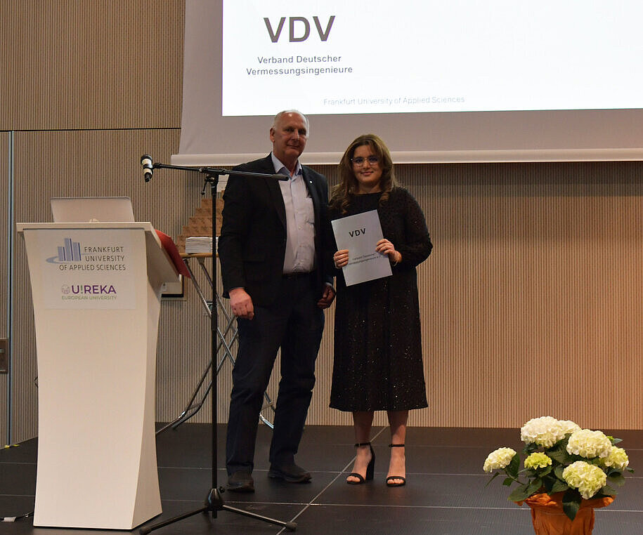 v. l.: Bernd Palm und die Preisträgerin Yasmina Ahmitich 