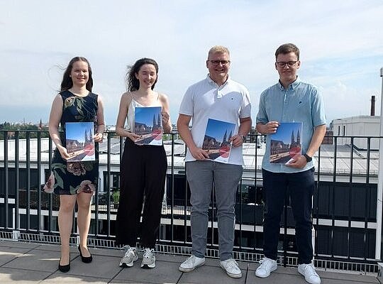 v. l.: Laura Komke, Paula Wessendorf, Jannik Hensel (Geoinformation Bremen), Claas Wedemeyer (Geo Ingenieurservice Nord-West)