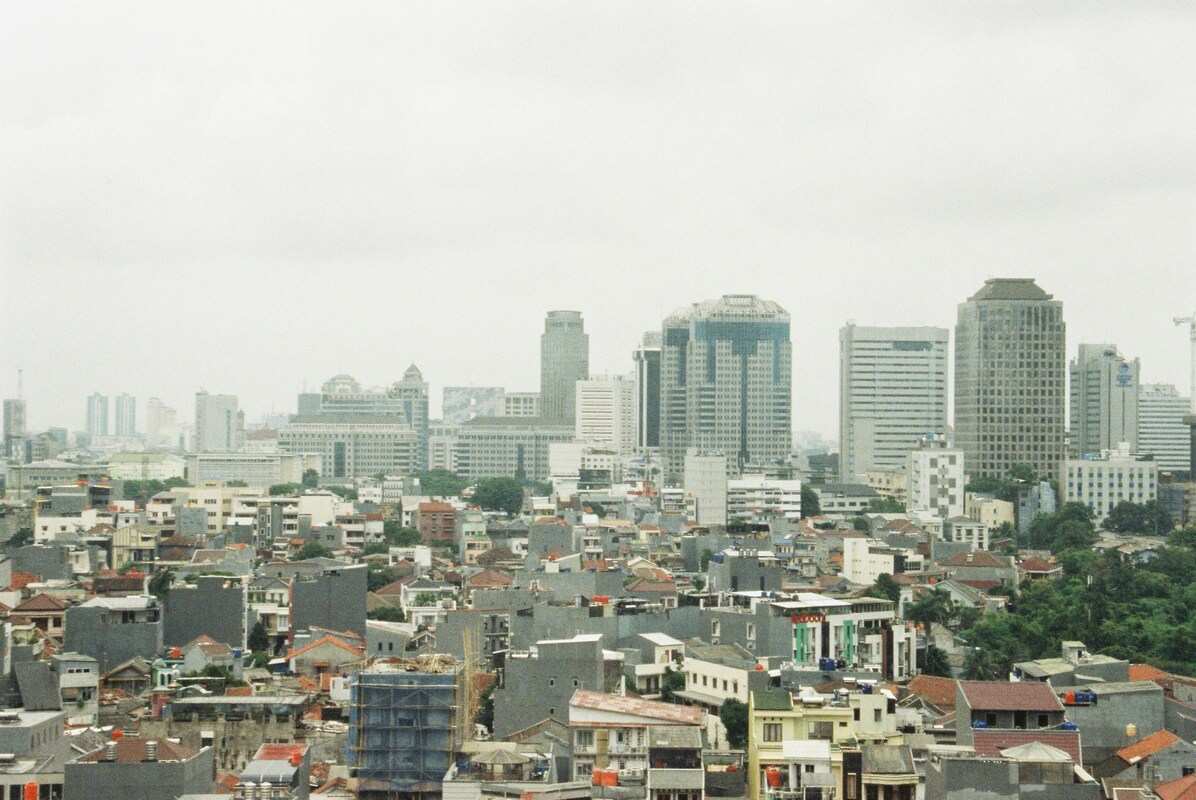 Küstenmetropolen wie Jakarta sind besonders vom Absinken der Landmassen und dem gleichzeitigen Anstieg des Meeresspiegels betroffen. Foto von Dimas P. Swasono auf Unsplash