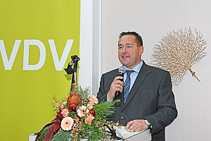 1. Vositzender Ulrich Rosen begrüßt die Gäste