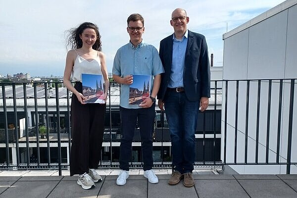 v. l.: Paula Wessendorf (Landessiegerin Geomatik), Claas Wedemeyer (Landessieger Vermessung), Sebastian Horst (Laudator DVW)