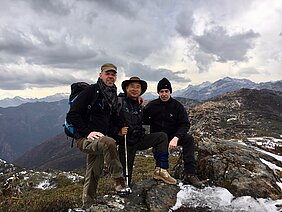 Prof. Dr. Wilfried Hagg (rechts) während einer Exkursion nach Bhutan mit einem Kollegen und lokalem Führer (Foto: Thomas Mayer)
