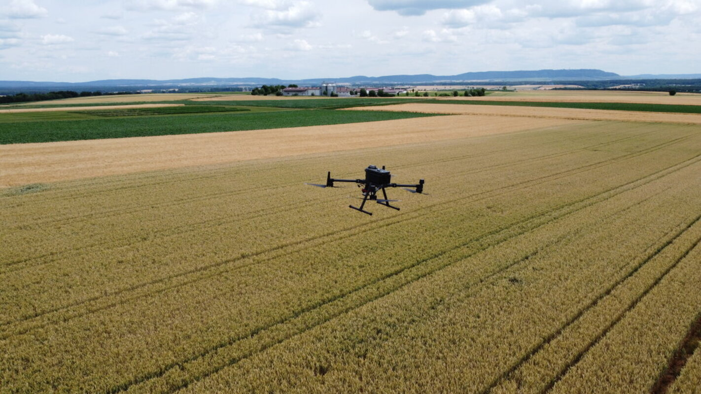 Das Foto zeigt einen Drohnenflug mit einem Multispektralsensor in Nähe des Forschungsstandortes Schwarzenau. © Johannes Beyer/LfL