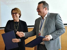 Unterzeichnung des Kooperationsabkommens in Wien: UNOOSA-Direktorin Simonetta Di Pippo und Prof. Dr. Klaus Greve von der Universität Bonn. © Foto: UNOOSA