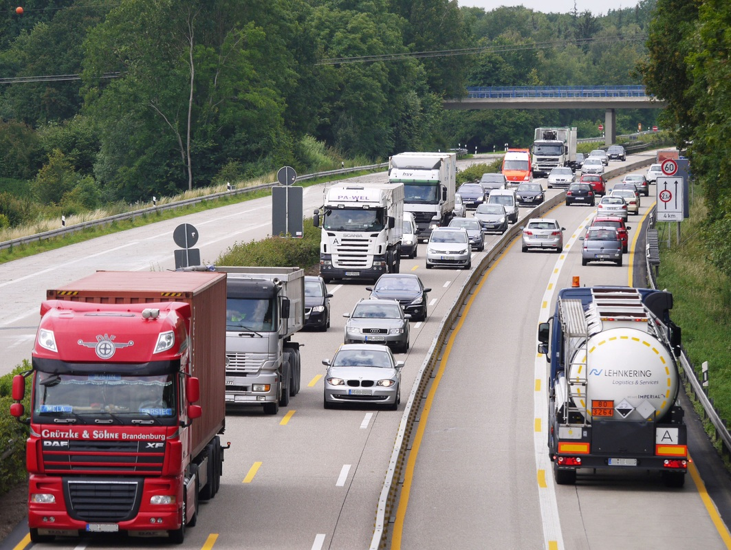 Symbolbild "Verkehr". Image by Erich Westendarp from Pixabay