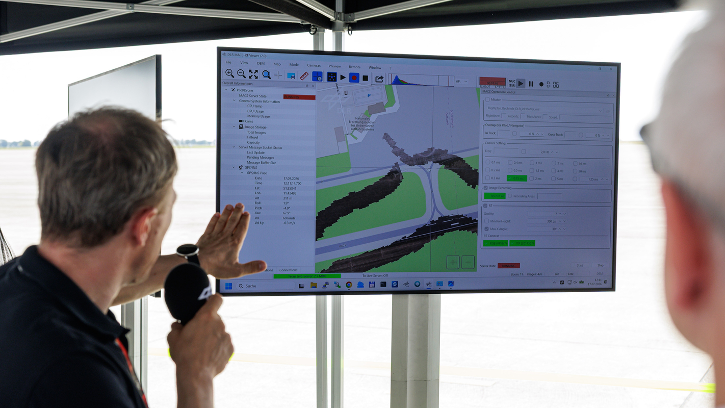 Live-Drohnenaufnahmen für das digitale Lagebild. Mithilfe des integrieten DLR-Kamerasystem MACS (Modular Aerial Camera Systems) erstellt die BRK-Forschungsdrohne hochaufgelöste Luftaufnahmen. Die Daten werden live übermittelt und direkt in das digitale Lagebild eingebunden. Bild: DLR/Jens Schlueter