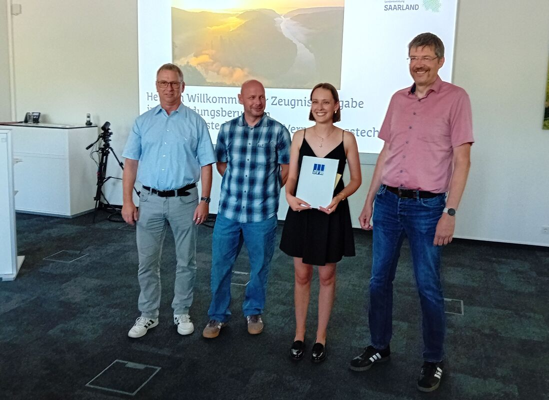 v. l.: Erik Werny (BDVI), Peter Heinrich (VDV), Preisträgerin Marie Schön, Björn Degel (DVW) -  Bild: Stefan Röhrich 