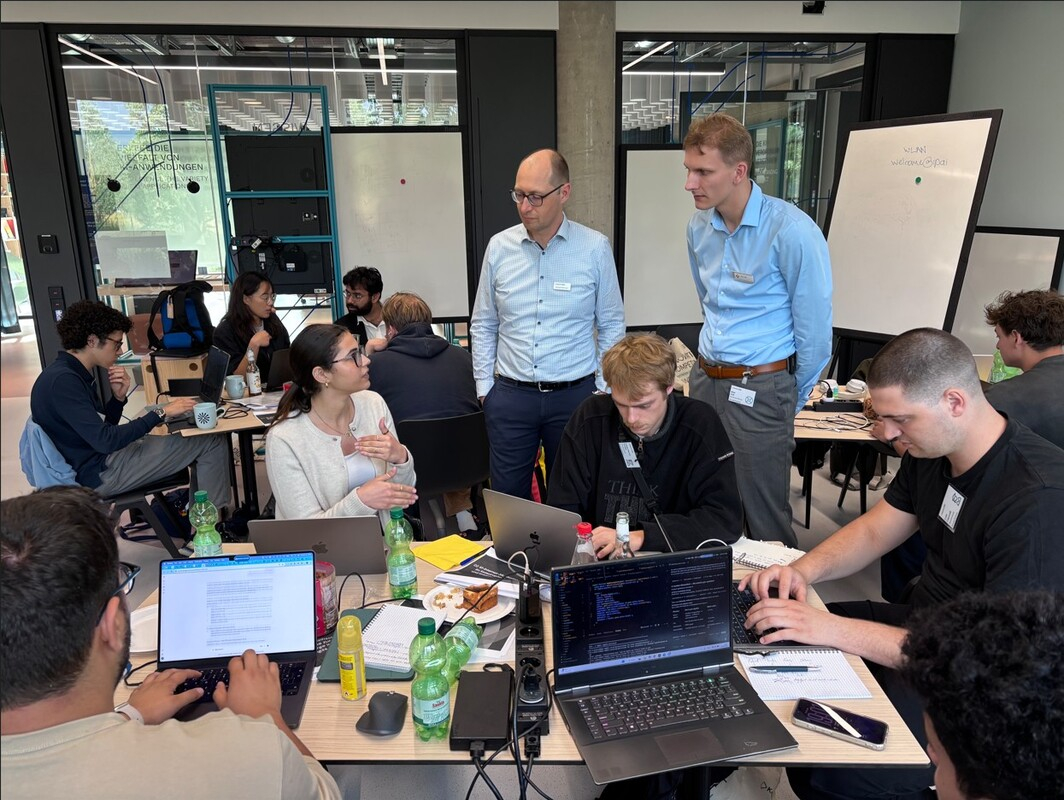 Impressionen während des Hackathons #CodeTheState. Bildrechte: Komm.ONE