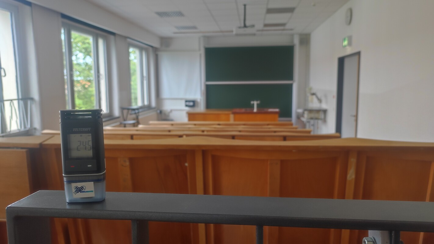 Messgerät bei einem Probeaufbau in einem Hörsaal der TU Bergakademie Freiberg. An über 60 Schulen, Kindergärten und Wohngebäuden in Sachsen erfasst das Projekt-Team seit 2025 Raumtemperatur und Luftfeuchtigkeit. Foto: TU Bergakademie Freiberg. Quelle: Lukas Oppelt