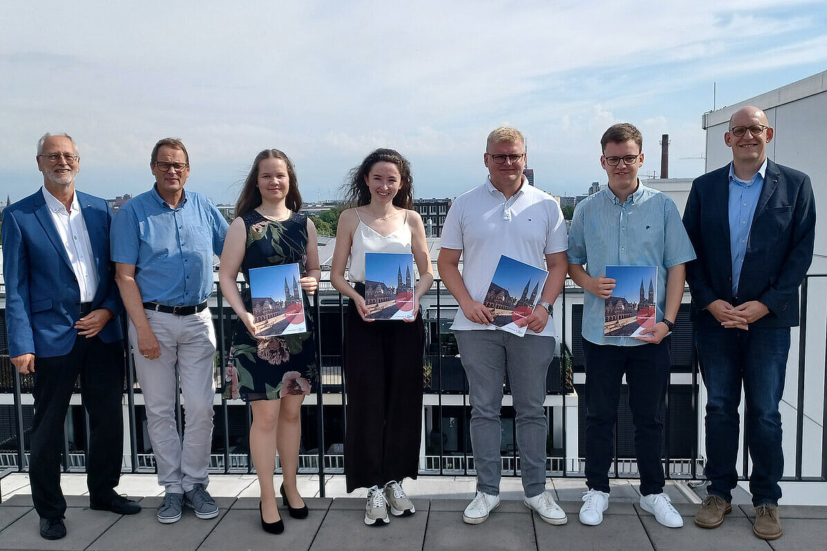 v. l.: Uwe Lindemann (VDV), Ulrich Gellhaus (ADV-Vorsitzender und Leiter von GeoInformation Bremen), Laura Komke, Paula Wessendorf, Jannik Hensel (Geoinformation Bremen), Claas Wedemeyer (Geo Ingenieurservice Nord-West), Sebastian Horst, (ÖBVI - DVW)