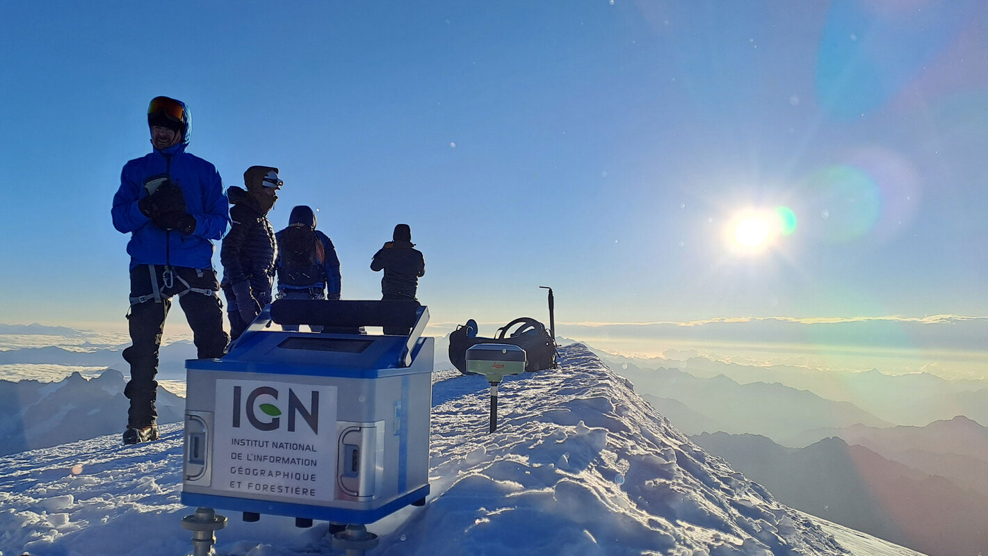 Ein Gravimeter auf dem Gipfel – eine Premiere. Während der Messkampagne gelang dem IGN eine historische Premiere: Es platzierte sein Gravimeter auf dem Gipfel des Mont Blanc. Dies ermöglichte die Bestimmung der dortigen Schwerebeschleunigung mit 9,7944689 m/s². Zum Vergleich: In Marseille (auf Meereshöhe) liegt dieser Wert bei 9,81 m/s², in Saint-Gervais-Le Fayet (auf 580 Metern Höhe) bei 9,8043046 m/s². Auch wenn dieser Unterschied verschwindend gering erscheinen mag, erlaubt er es, Veränderungen der Massen – insbesondere der Eismassen – zu erkennen. Wiederholte Messungen der Schwerebeschleunigung werden zudem dazu beitragen, die Höhenbestimmung des „Daches“ Westeuropas zu präzisieren. Bild: IGN - Institut national de l'information géographique et forestière