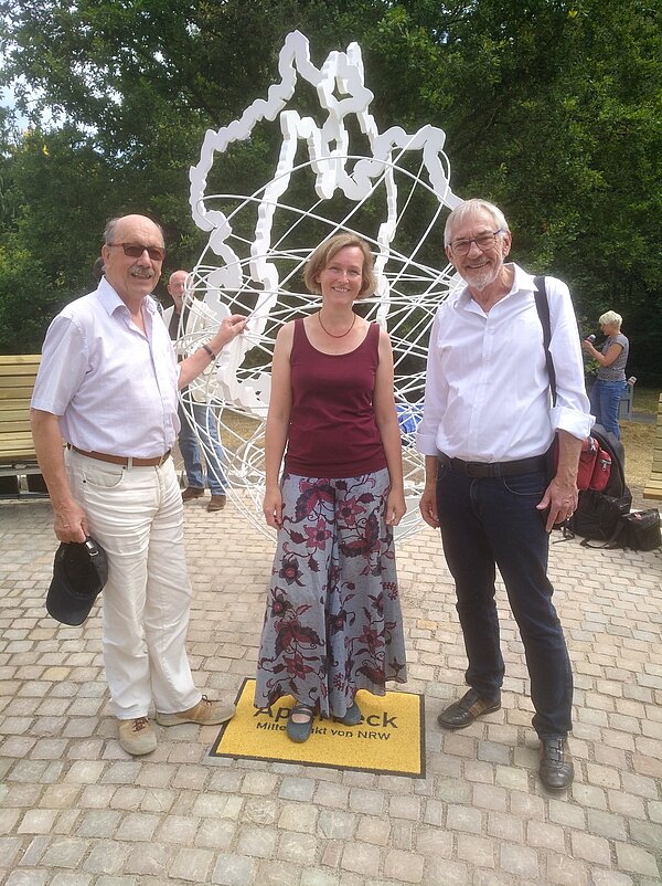 Christine Böse steht zwischen Manfred Spata und Burckhardt Ahrens vor der von ihr entworfenen Skulptur © Manfred Spata