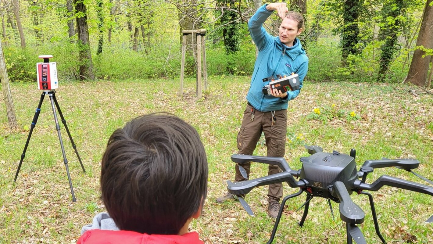 Im Department für Geodäsie konnten die Schüler:innen einen Einblick in moderne Vermessungsverfahren erhalten. Mithilfe von UAV-Laserscanning, montiert an einem Hexacopter, können 3D-Aufnahmen von Waldgebieten erstellt werden. So lässt sich die Biomasse genauer bestimmen. (Foto: GFZ Helmholtz-Zentrum für Geoforschung)