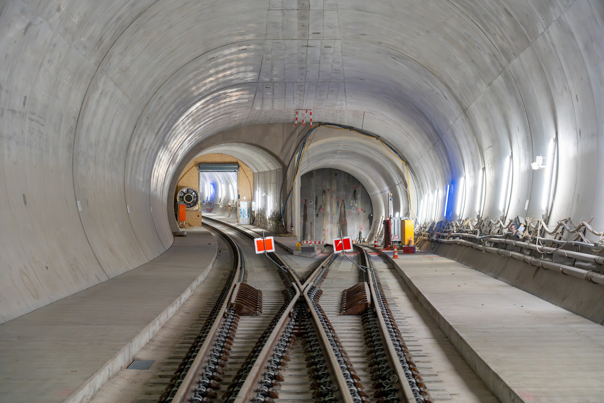 Für den Pfaffensteigtunnel ist der Anschlussstutzen im Flughafen-Fernbahnhof bereits gebaut (rechts), auch die Weichenverbindung und die ersten Meter Gleis liegen schon. © DB PSU