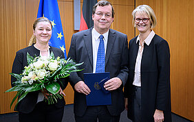 Jörn Lauterjung (mitte), Bundesforschungsministerin Anja Karliczek (rechts) und Liane Lauterjung bei der Übergabe des Bundesverdienstkreuzes 1. Klasse.Foto: BMBF/Hans-Joachim Rickel