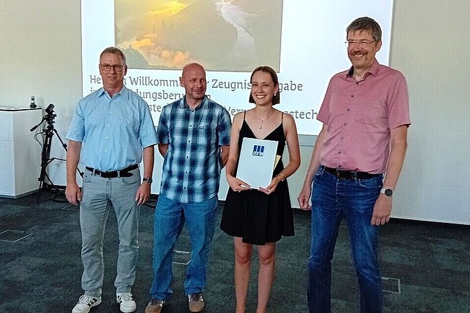 v. l.: Erik Werny (BDVI), Peter Heinrich (VDV), Preisträgerin Marie Schön, Björn Degel (DVW) -  Bild: Stefan Röhrich 