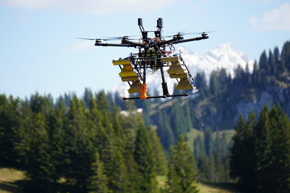 Die Drohnen werden im Alpenraum zur Radarfernerkundung und Erdbeobachtung eingesetzt. Sie tragen Sensoren, die geo-physikalische Parameter der Bio- und Kryosphäre erfassen können (Foto: KoRaTo) 