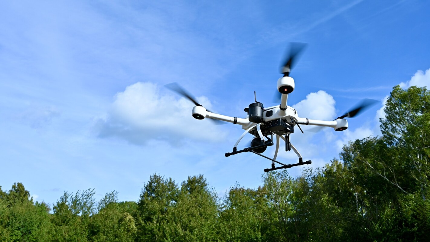  Eine Drohne startet im Rahmen des Projekts ADELE zu einem automatisierten Flug. Sie liefert hochauflösende Live-Bilder vom Einsatzort, noch bevor Rettungskräfte eintreffen. Bild: DLR (CC BY-NC-ND 3.0)