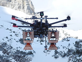 Mit Radartechnik ausgestattete Drohne bei Messungen im Schnee in Garmisch-Partenkirchen Institut für Mikrowellentechnik. Bild: Uni Ulm