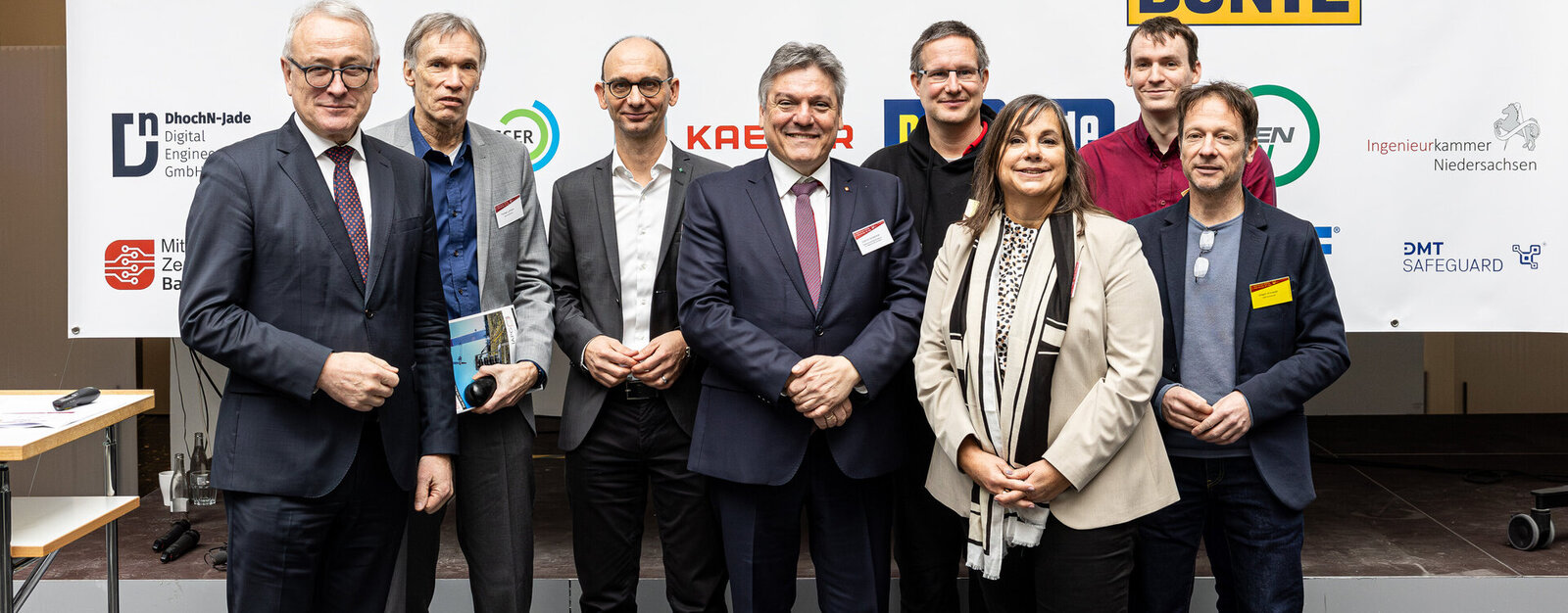 (v. li.) Prof. Dr. Manfred Weisensee, Prof. Dr. Thomas Luhmann, Prof. Dr. Alexander Reiterer, Prof. Joachim Schachtner, Prof. Dr. Sebastian Hollermann, Christine-Petra Schacht, Prof. Dr. Till Sieberth, Prof. Dr. Gregor Grunwald (Foto: Jade HS/Andreas Rothaus) 