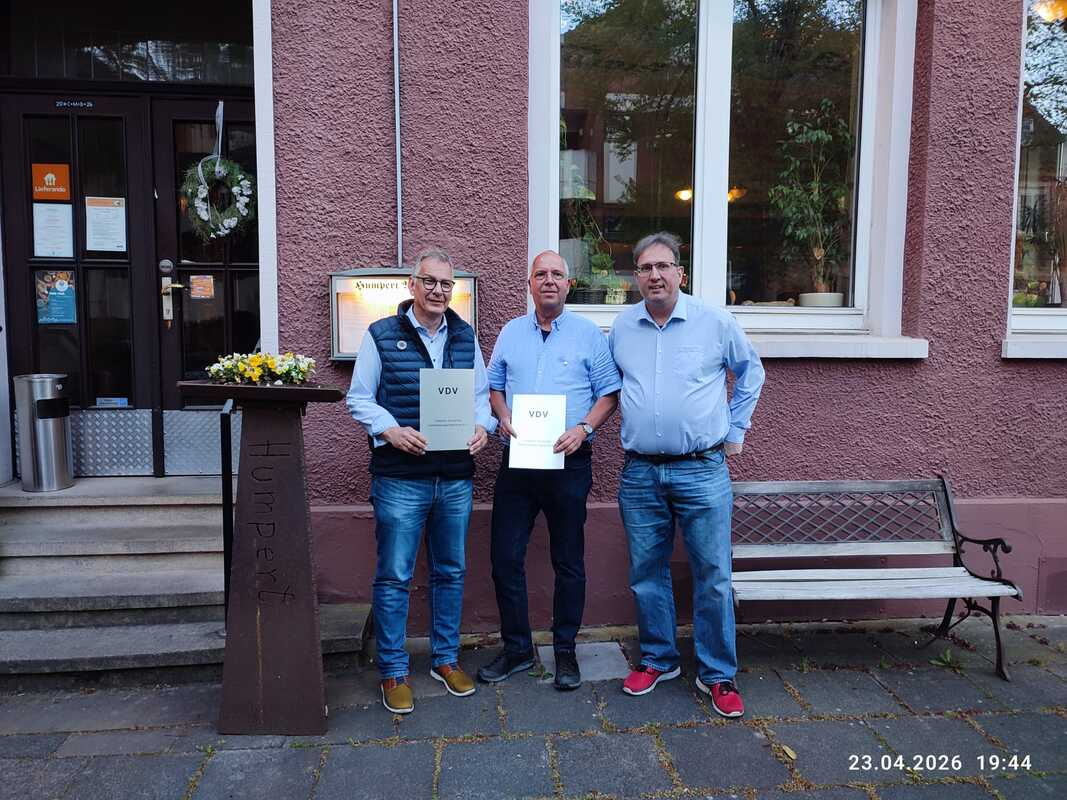 Bild: v. l.: Jens Janßen und Dirk Weißgerber (Jubilare) und Michael Knoke (Bezirksvorsitzender)