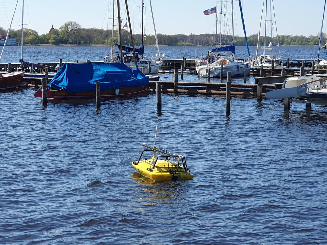 Das USV (Echoboat) im Einsatz im Bereich des Zwischenahner Segelklubs © Tobias Berndt / Jade Hochschule