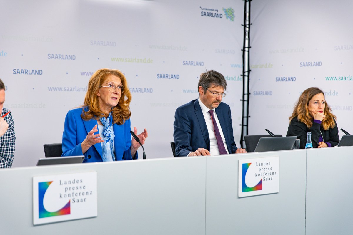 Ministerin Petra Berg, Björn Degel (LVGL, Abteilungsleitung „Kataster“ und stellvertretender Amtsleiter) und Jennifer Collet (Staatskanzlei, stellvertretende Regierungssprecherin) bei der Vorstellung von „Saarland 3D“, dem digitalen Zwilling für das Saarland. Bild: LVGL