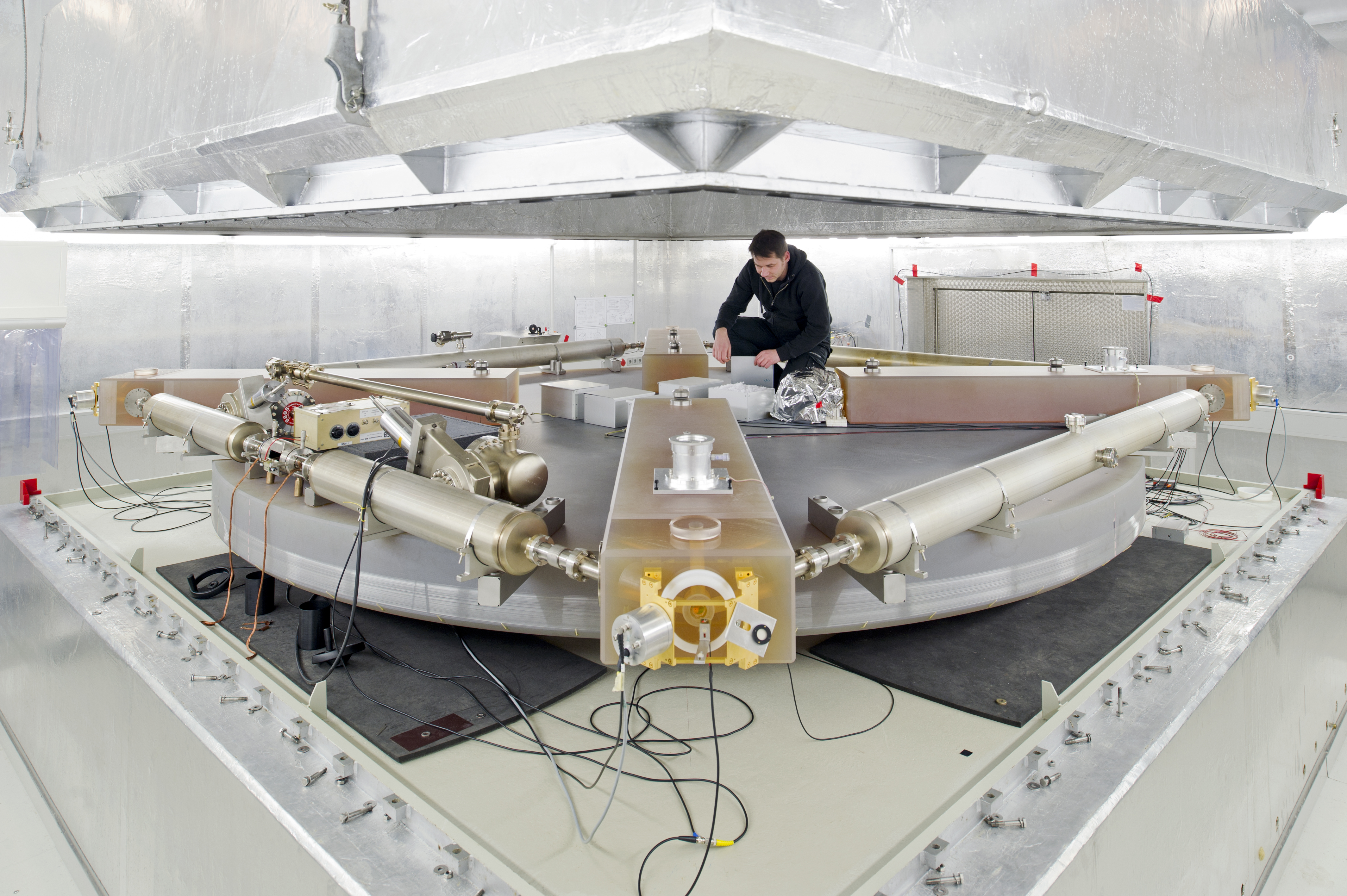 Ein Mitarbeiter bei der Wartung des Ringlasers am Geodaetischen Observatorium Wettzell. Bild: Astrid Eckert / TUM